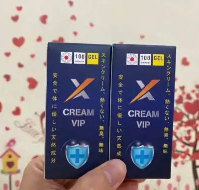 Kem Vip Nhật Bản chính hãng – Tay cầm hai hộp xanh navy Cream Vip nền tim đỏ