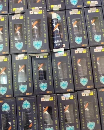 Kem Vip Nhật Bản chính hãng – Nhiều hộp xanh navy Cream Vip xếp dày, một tuýp dựng đứng giữa