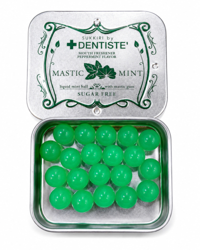 Hộp thiếc kẹo Dentiste mở nắp, viên kẹo bạc hà xanh đậm bóng đều