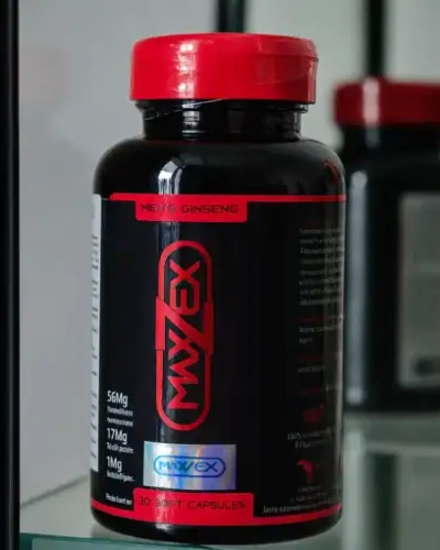 Viên uống Maxzex Nga tăng kích thước dương vật – Chai Maxzex đen nắp đỏ trên kệ kính