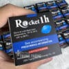 Viên uống Rocket 1h USA hỗ trợ cương cứng – tay cầm hộp đen Rocket 1h dải xanh dương, nhiều hộp nền lông trắng