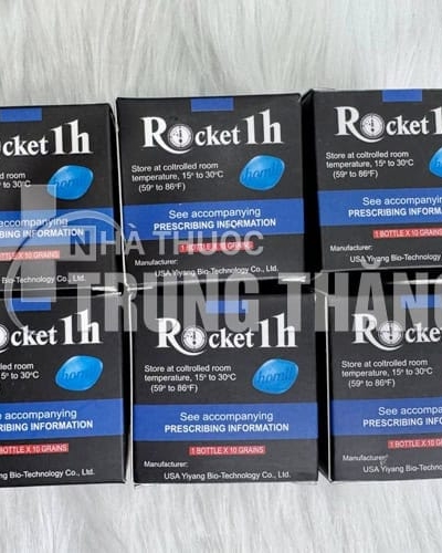 Viên uống Rocket 1h USA hỗ trợ cương cứng – sáu hộp Rocket 1h đen xanh xếp hàng nền lông trắng
