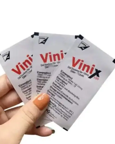 Tem ngậm Vinix 100mg Hàn Quốc chính hãng – tay cầm ba gói lẻ Vinix in bảng thông tin thành phần mặt sau