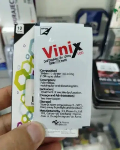 Tem ngậm Vinix 100mg Hàn Quốc chính hãng – tay cầm gói lẻ Vinix in bảng thành phần công dụng mặt sau