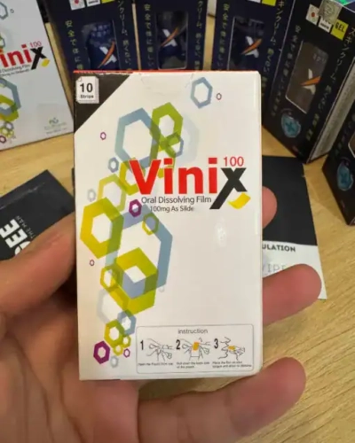 Tem ngậm Vinix 100mg Hàn Quốc chính hãng – tay cầm hộp Vinix 100 trắng đỏ, có hình hướng dẫn dùng nhỏ