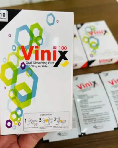 Tem ngậm Vinix 100mg Hàn Quốc chính hãng – tay cầm hộp Vinix 100 trắng, nền có thêm hộp và gói lẻ