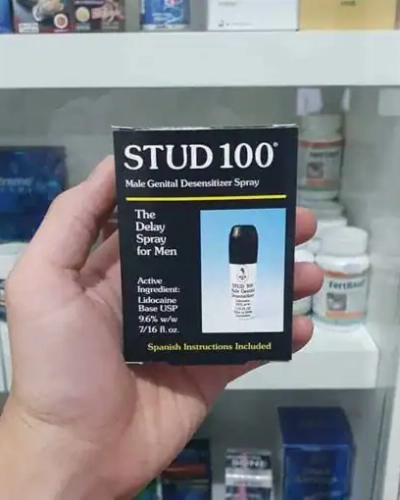 Xịt kéo dài thời gian quan hệ Stud 100 chính hãng – Tay cầm hộp Stud 100 trước tủ thuốc
