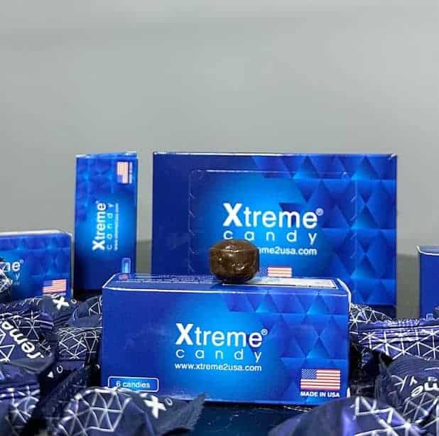 Kẹo sâm Hamer Xanh Xtremes Mỹ chính hãng – Hộp Xtreme candy xanh và viên kẹo nâu bày ra