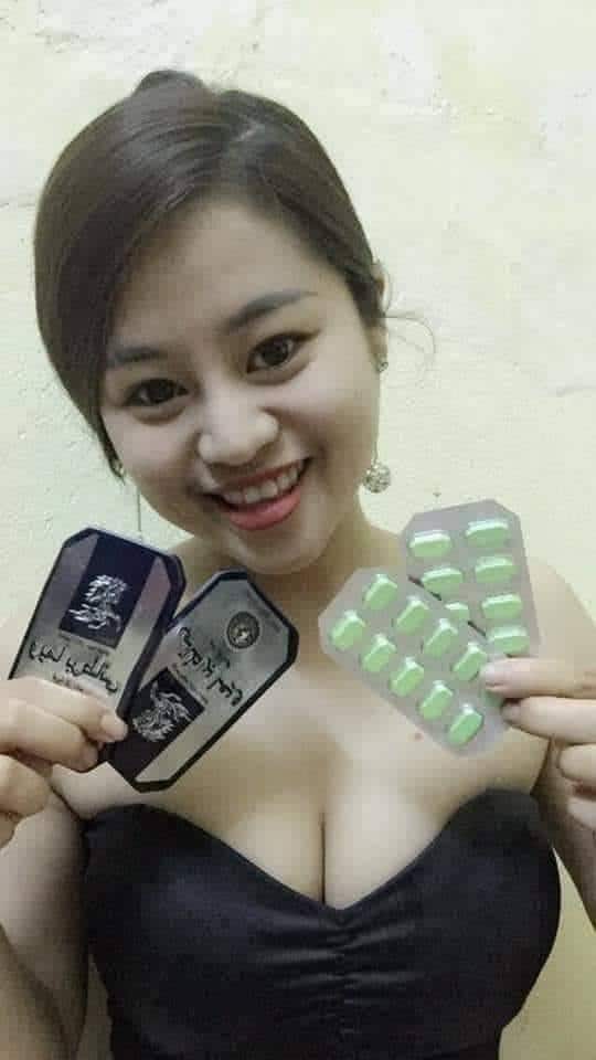 Khách cầm hộp Ngựa Thái