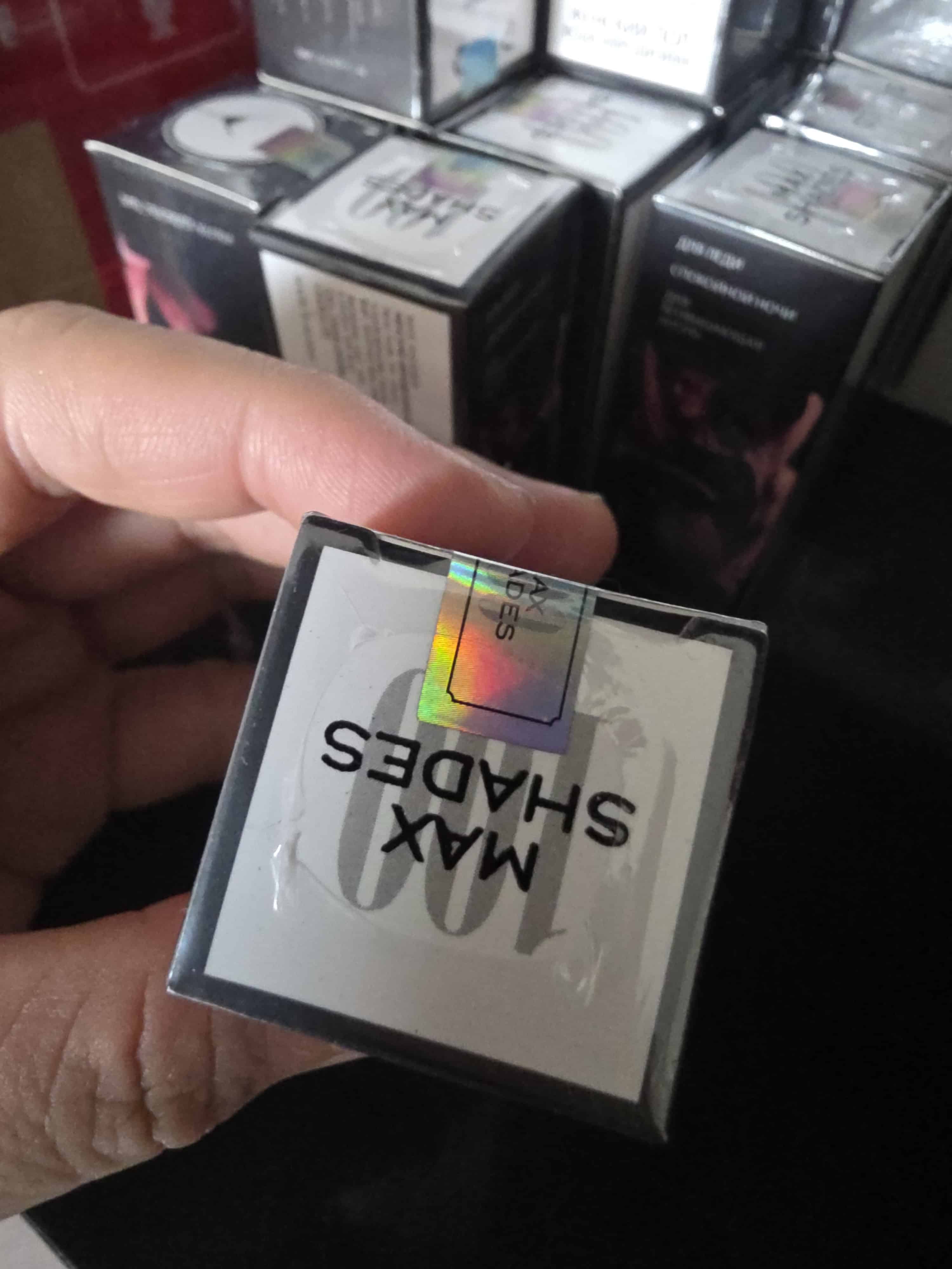 Tem hologram MAX SHADES trên nắp hộp