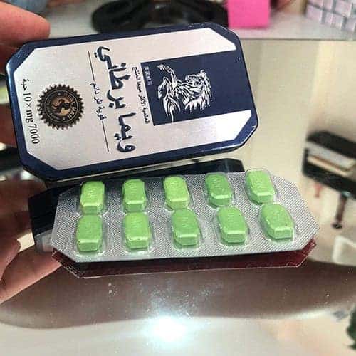 Khách cầm vỉ viên Ngựa Thái xanh