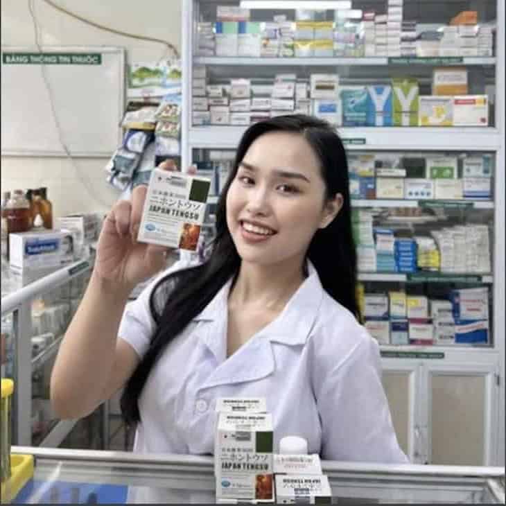 Dược sĩ cầm hộp Tengsu chính hãng