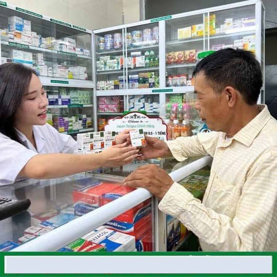 Dược sĩ tư vấn Tengsu tại nhà thuốc