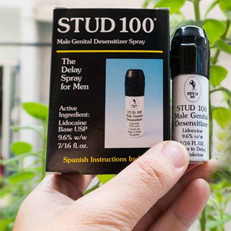 Chai xịt Stud 100 chính hãng cầm trên tay